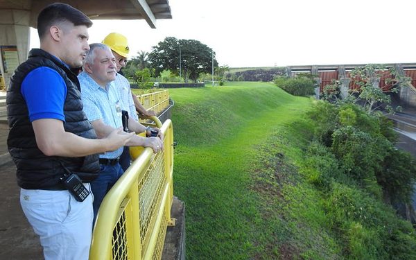 Cosmoastronauta visita hidroeléctrica de Itaipú
