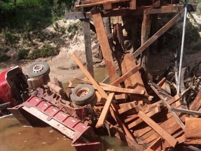 Cae camión tras desmoronarse un puente de madera