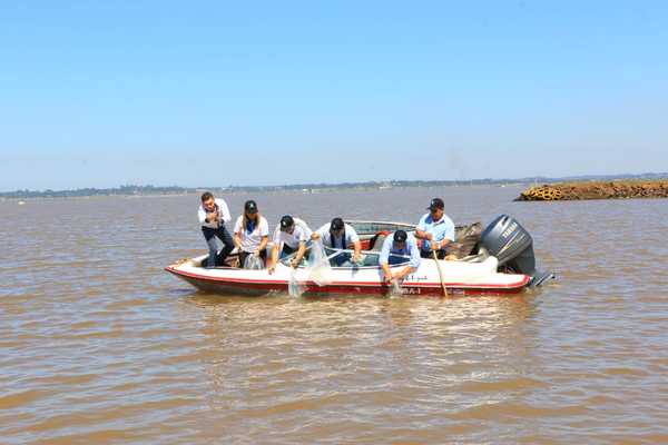 Siembran alevines en aguas del Paraná para conmemorar aniversario de Encarnación | .::Agencia IP::.