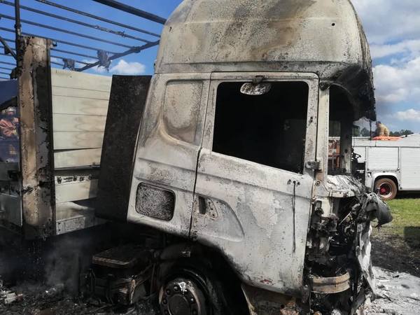 CAP. MEZA: UN TRACTO CAMIÓN Y SU CARRETA SE INCENDIARON EN UN DEPÓSITO