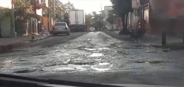 Urgen reparación de calle adyacente a la escuela y colegio España | San Lorenzo Py