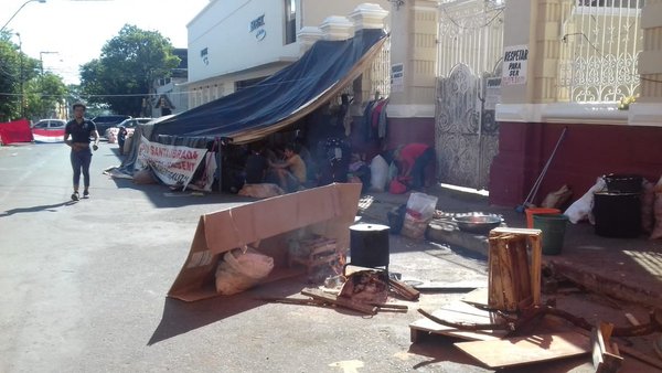 Ocupantes de asentamientos bloquean hoy calle frente al Indert - ADN Paraguayo