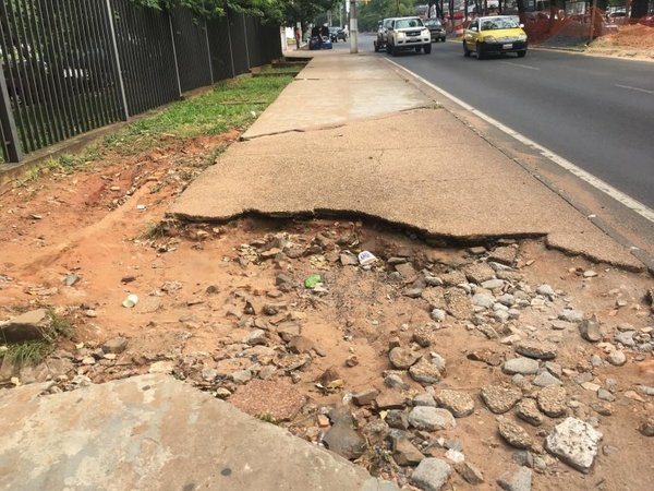 Vereda de la UNA, en pésimo estado - Cronicas Ciudadanas - ABC Color