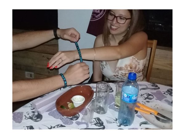 Pareja selló su compromiso con pulseritas indígenas