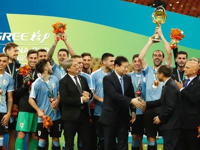 Godín agranda su leyenda con la Celeste
