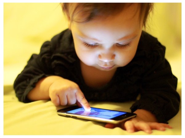 Los menores de 2 años no deben usar el celular