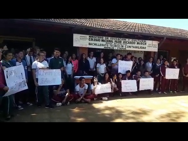 ALUMNOS DE NATALIO RECLAMAN RUBROS PARA SUS INSTITUCIONES