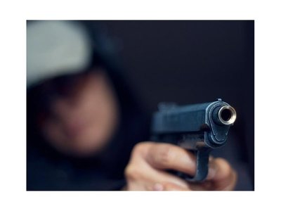 Se hicieron pasar por polis para asaltar a ancianos y tomar un rehén
