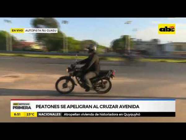 Peatones se ponen en peligro al cruzar avenida - Tv - ABC Color