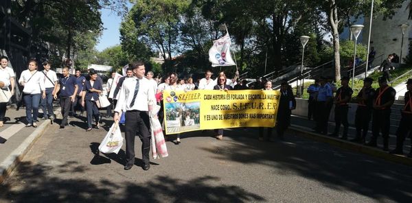 Funcionarios realizan tercer día de protesta - ADN Paraguayo