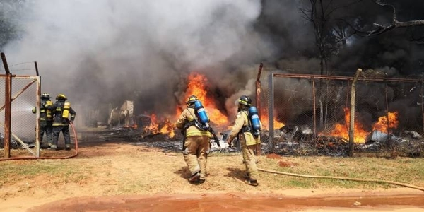 HOY / Incendio de gran magnitud en predio de telefonía