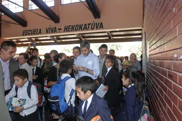 Autoridades se comprometen a reparar emblemática escuela de Ayolas tras visita del presidente | .::Agencia IP::.