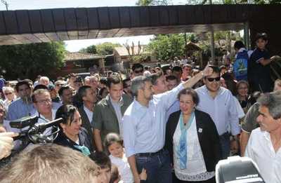 Autoridades se comprometen a reparar emblemática escuela de Ayolas tras visita del presidente | .::PARAGUAY TV HD::.