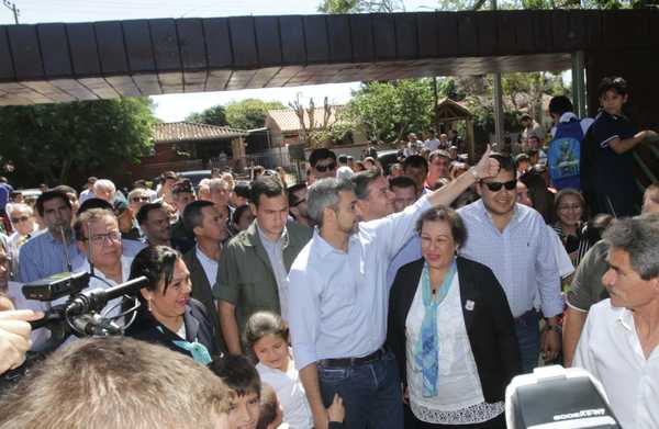 Autoridades se comprometen a reparar emblemática escuela de Ayolas tras visita del presidente | .::PARAGUAY TV HD::.