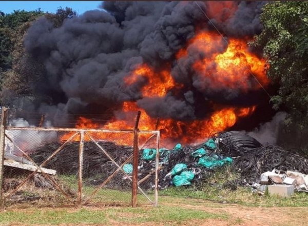 LUQUE: INCENDIO DE GRAN MAGNITUD EN DEPÓSITO