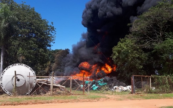 Controlan incendio en predio de empresa telefónica