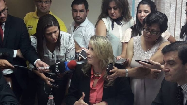 HOY / Presentan paquete de leyes para mejorar clima de negocios en el país