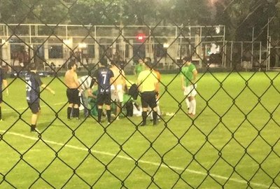 Jugando partido se desvaneció y murió