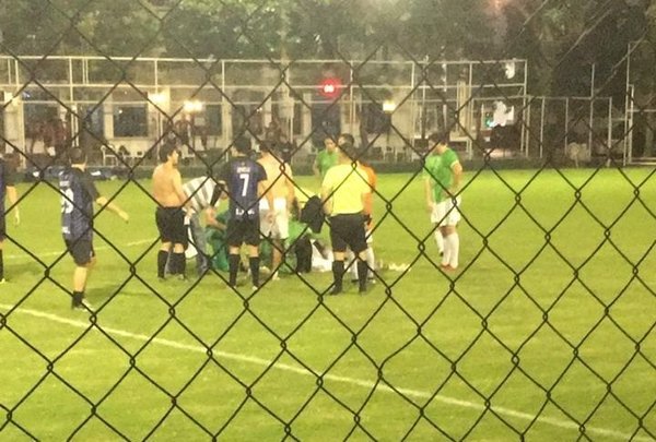 Jugando partido se desvaneció y murió