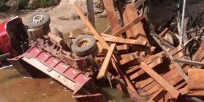 CAMIÓN CAYÓ TRAS DESMORONARSE UN PUENTE DE MADERA