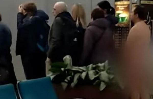 Pasajero trata de abordar un avión desnudo: asegura que la ropa lo hace 'menos aerodinámico' - C9N