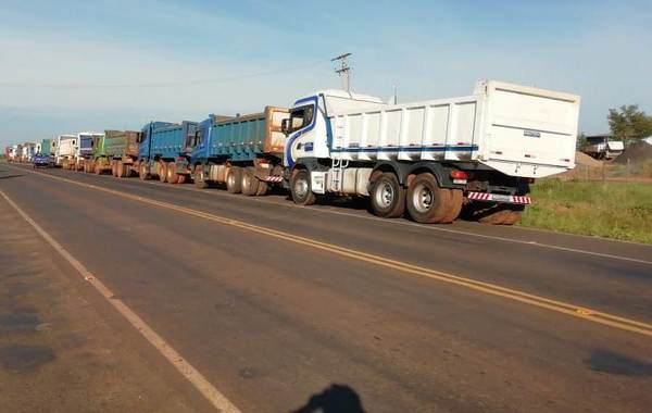 Camioneros aplican medida de fuerza ante falta de cobro por servicios prestados | Radio Regional 660 AM