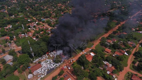 Incendio de gran magnitud en predio de Tigo