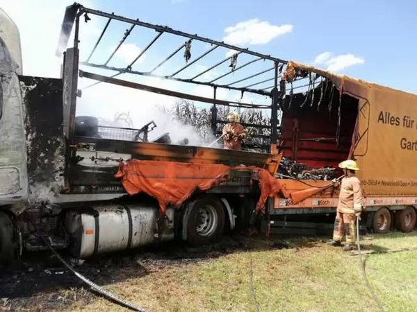 CAMIÓN ESTACIONADO ARDIÓ EN LLAMAS EN CAPITAN MEZA