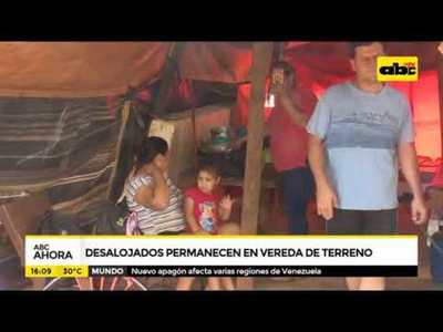 Desalojados permanecen en vereda de terreno - Tv - ABC Color