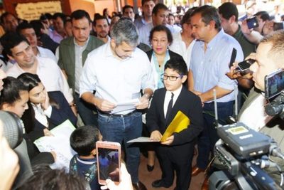 Tras visita del presidente autoridades se compremeten a reparar escuela de Ayolas