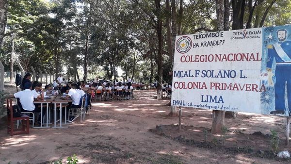 San Pedro: por obra abandonada dan clases bajo árboles