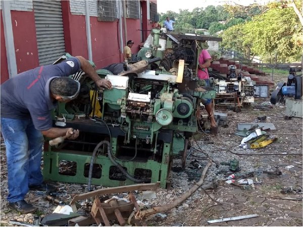 Destruyen máquinas de tabacalera clandestina incautadas hace dos años  | Paraguay en Noticias 