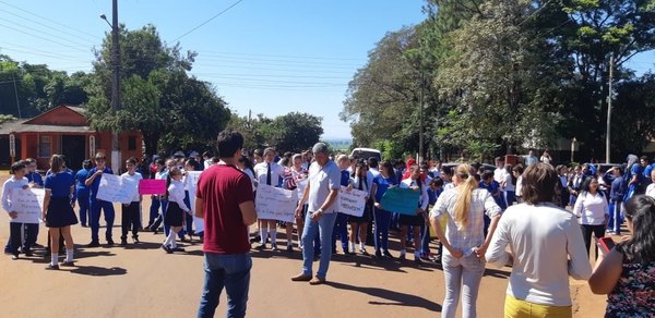 Tres colegios de Natalio exigen rubros al MEC