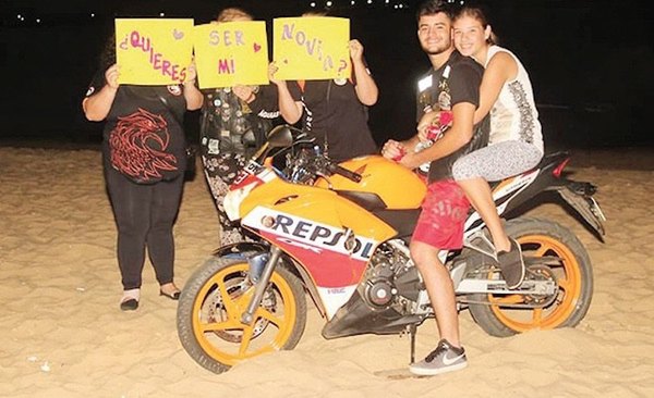Romántico gesto en la Costanera de Asunción