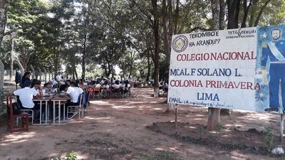 MEC abandonó obra y obligó a alumnos a dar clases bajo los árboles