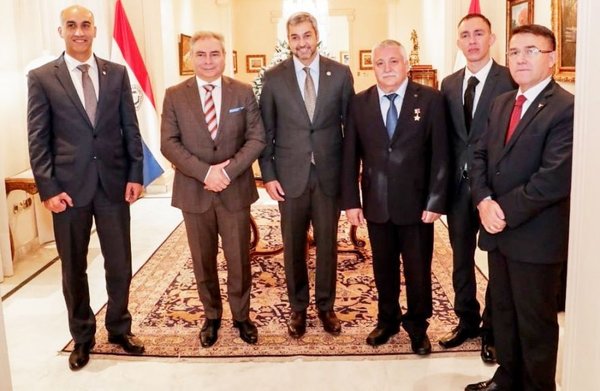 El cosmonauta ruso que hizo historia se reunió con Marito - Edicion Impresa - ABC Color