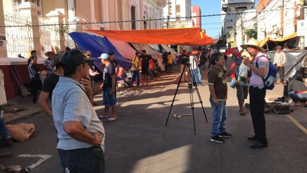 Campesinos llevan sus carpas a Asunción para pedir legalización de tierras » Ñanduti