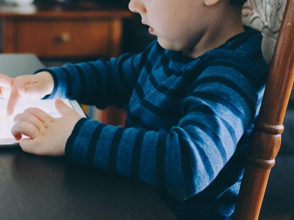 ¿Cuánto tiempo debe un niño usar el celular o televisor?