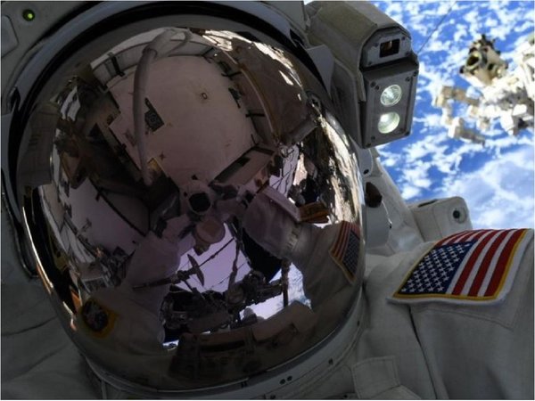 Se frustra paseo espacial con mujeres por falta de un traje