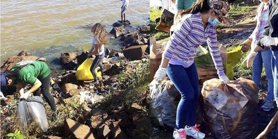 FUTUROS DOCENTES CELEBRARON EL 404 ANIVERSARIO DE ENCARNACIÓN CON TAREAS DE LIMPIEZA Y CONCIENCIACIÓN.