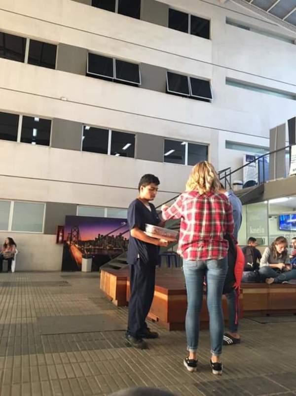 Joven vende golosinas para pagar su facultad