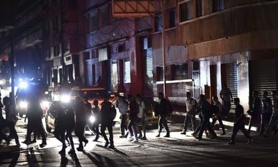 Gobierno en disputa de Venezuela suspende clases y labores por nuevo apagón