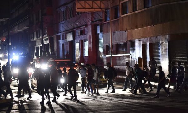 Gobierno en disputa de Venezuela suspende clases y labores por nuevo apagón
