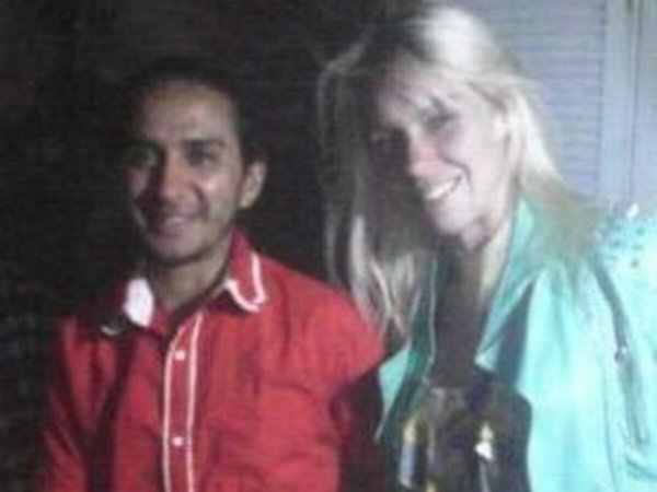 Encuentran a mujer enterrada en una fosa en el patio de su casa