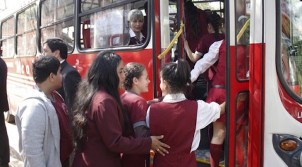 Colectiveros rompen boletos estudiantiles en la cara de los alumnos en Pdte. Franco