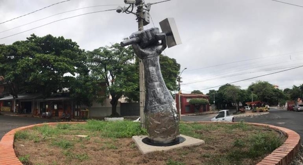 HOY / Escultor rechaza “mensaje comunista” en polémica escultura de un mazo