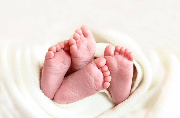 HOY / Niña de 14 años dio a luz gemelos: denuncian al padrastro de la menor