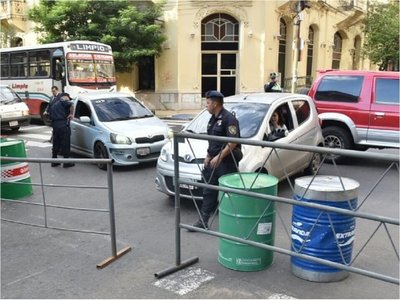 Policía bloquea calles del microcentro ante movilizaciones en Asunción  | Paraguay en Noticias 