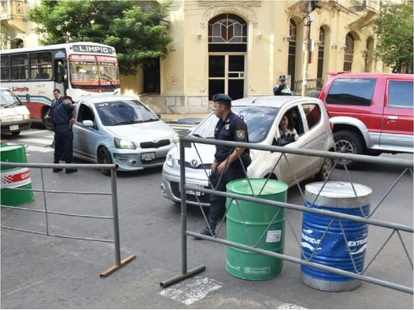 Policía bloquea calles del microcentro ante movilizaciones en Asunción | Paraguay en Noticias