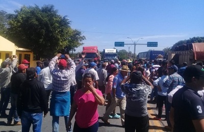 Campesinos denuncian que la policía retiene sus camiones